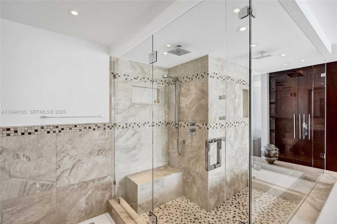 1000 Parkview Dr, Unit 330, Hallandale Beach, FL 33009 Photo