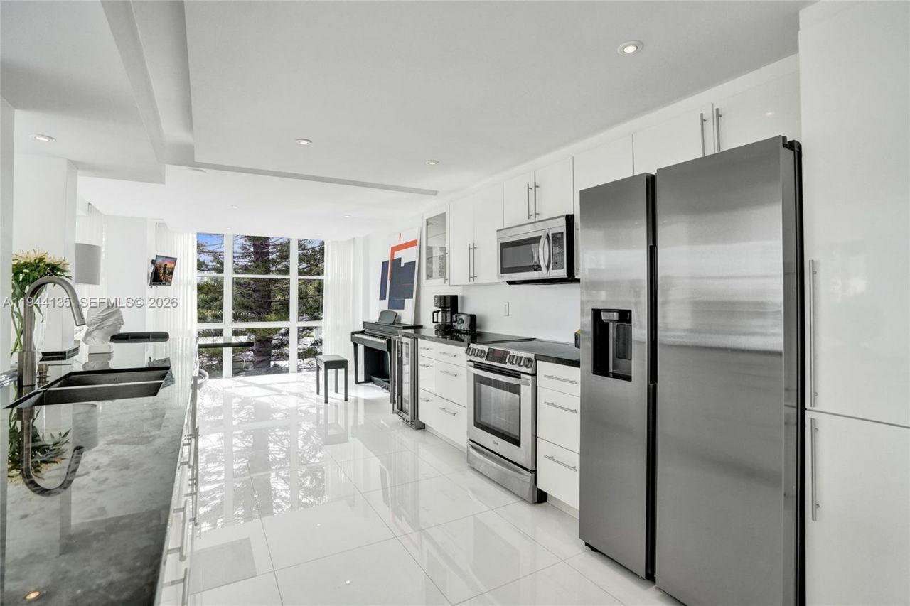 1000 Parkview Dr, Unit 330, Hallandale Beach, FL 33009 Photo