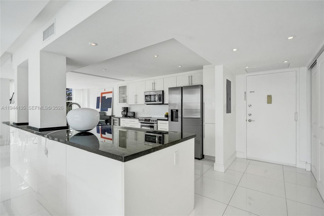 1000 Parkview Dr, Unit 330, Hallandale Beach, FL 33009 Photo