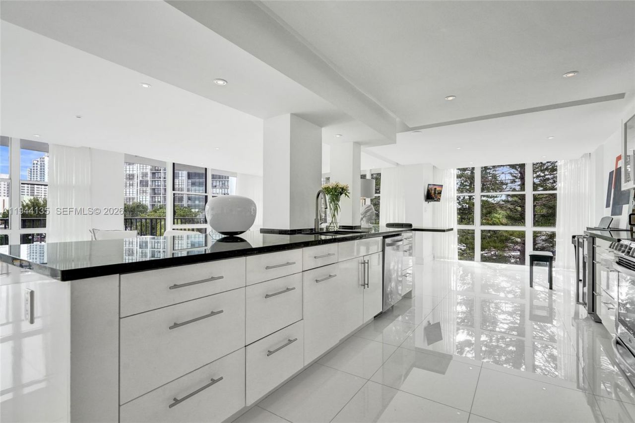 1000 Parkview Dr, Unit 330, Hallandale Beach, FL 33009 Photo