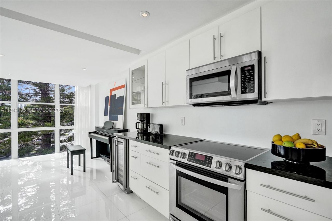 1000 Parkview Dr, Unit 330, Hallandale Beach, FL 33009 Photo