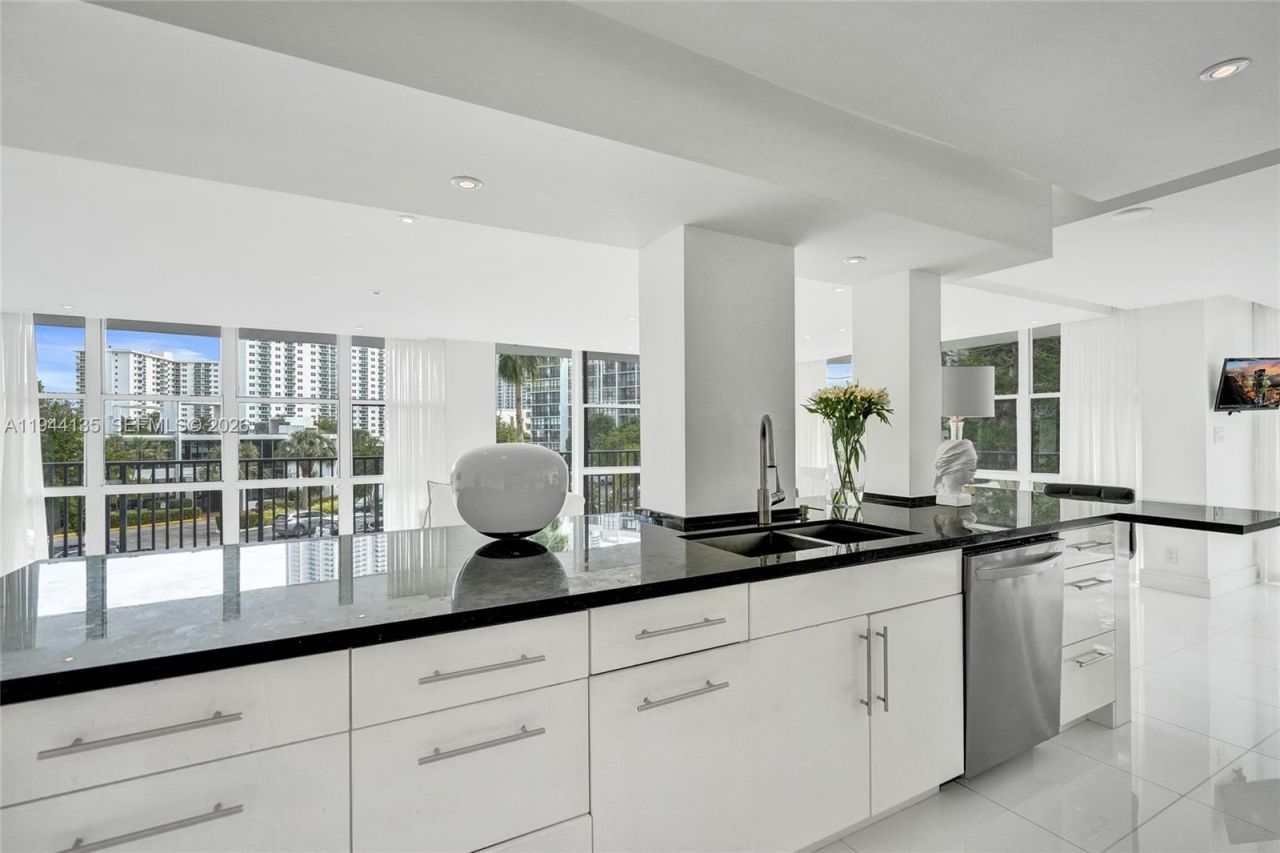 1000 Parkview Dr, Unit 330, Hallandale Beach, FL 33009 Photo