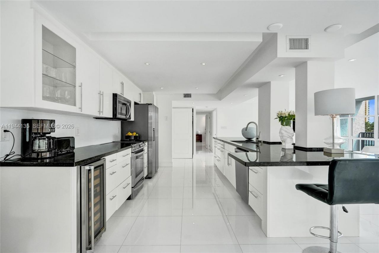 1000 Parkview Dr, Unit 330, Hallandale Beach, FL 33009 Photo