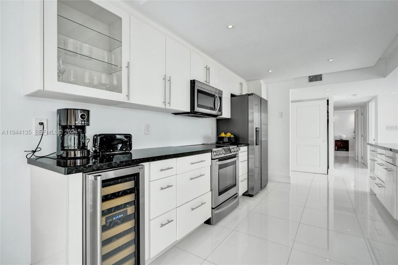 1000 Parkview Dr, Unit 330, Hallandale Beach, FL 33009 Photo