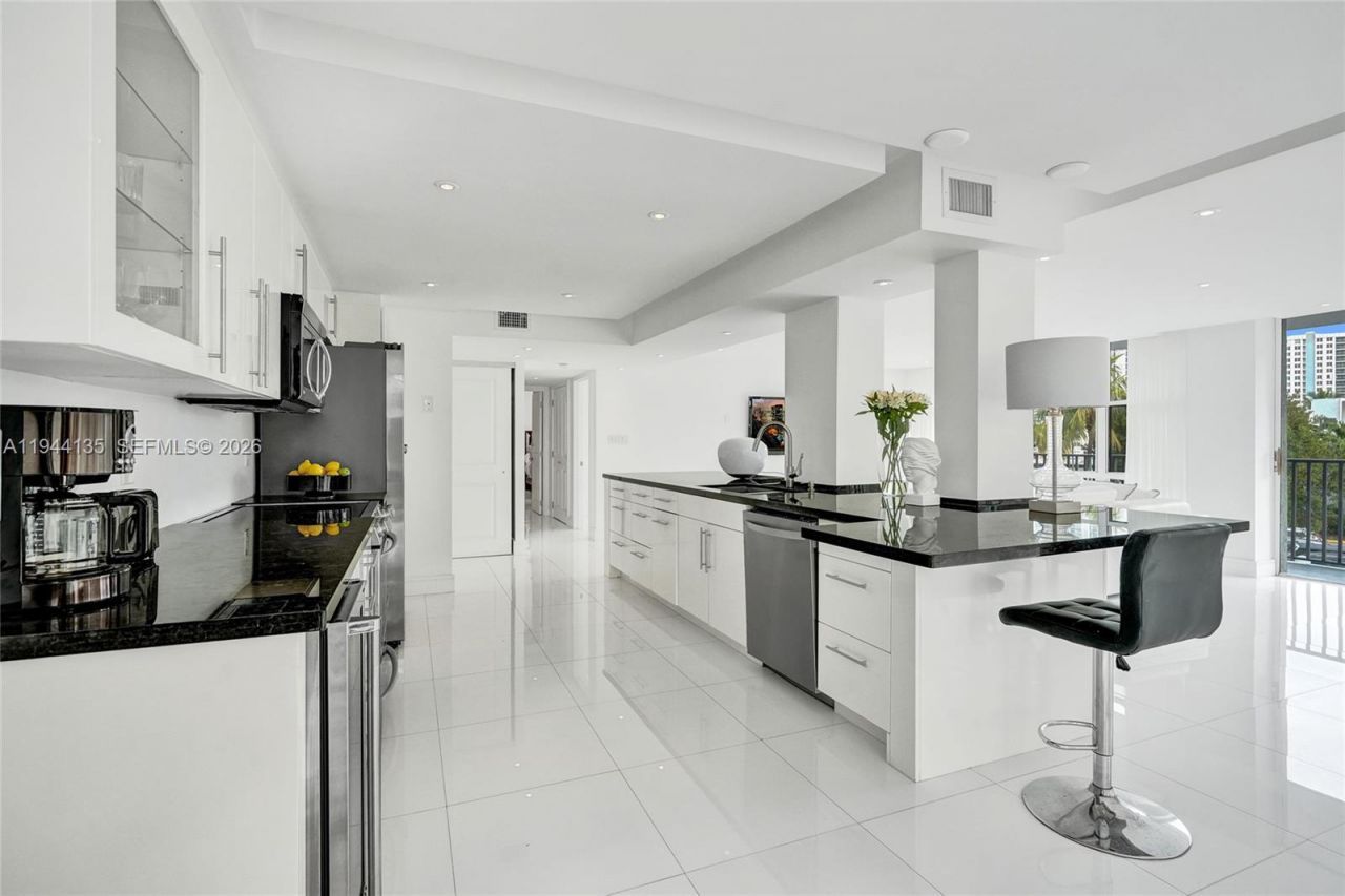 1000 Parkview Dr, Unit 330, Hallandale Beach, FL 33009 Photo