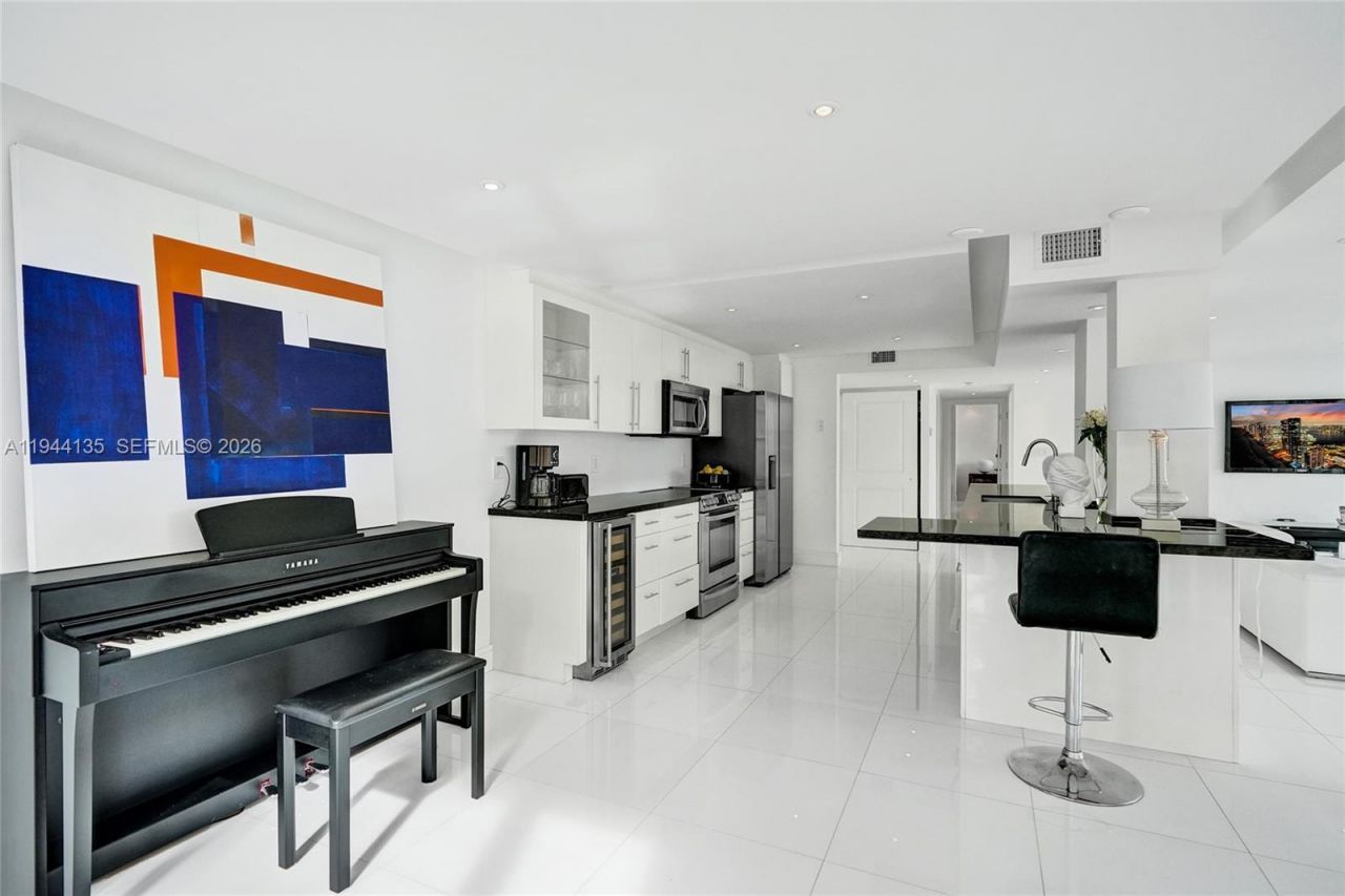 1000 Parkview Dr, Unit 330, Hallandale Beach, FL 33009 Photo