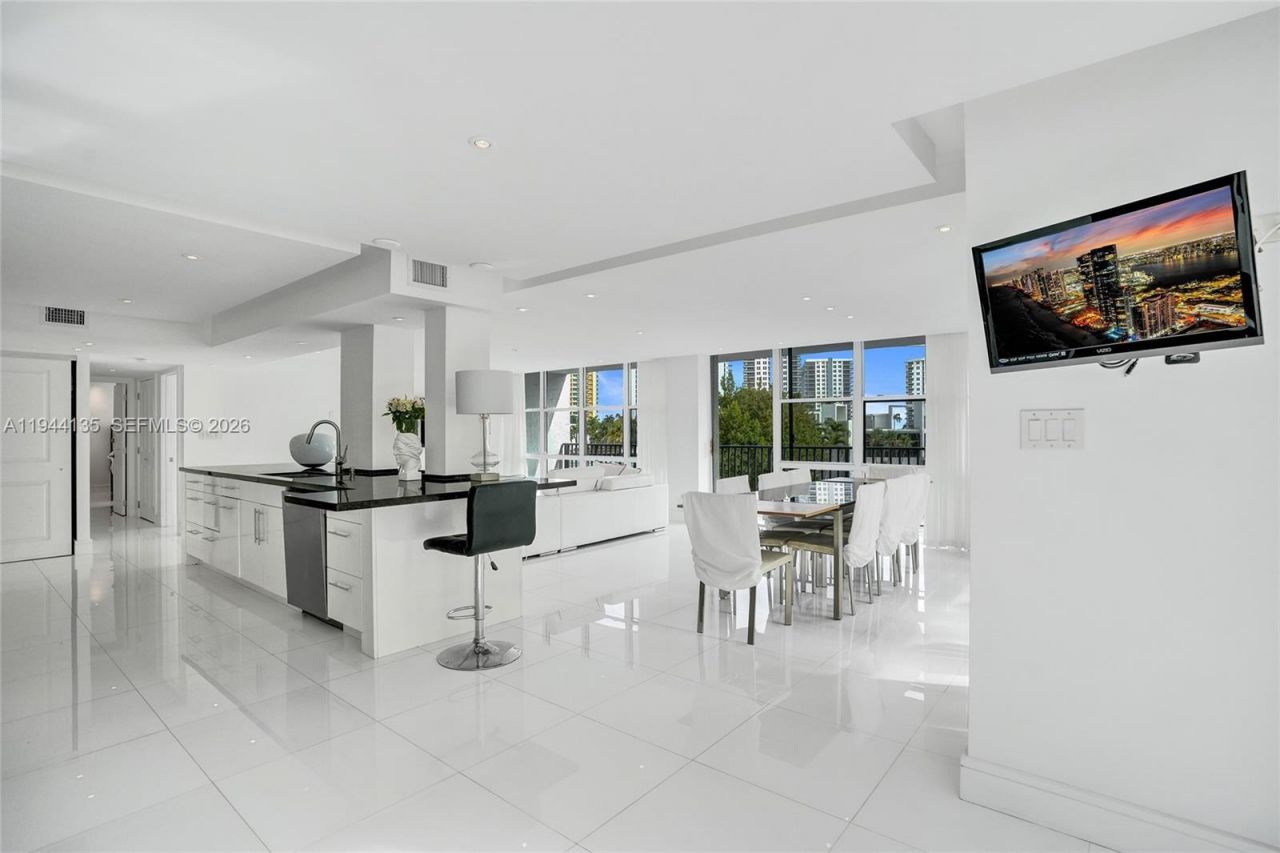 1000 Parkview Dr, Unit 330, Hallandale Beach, FL 33009 Photo