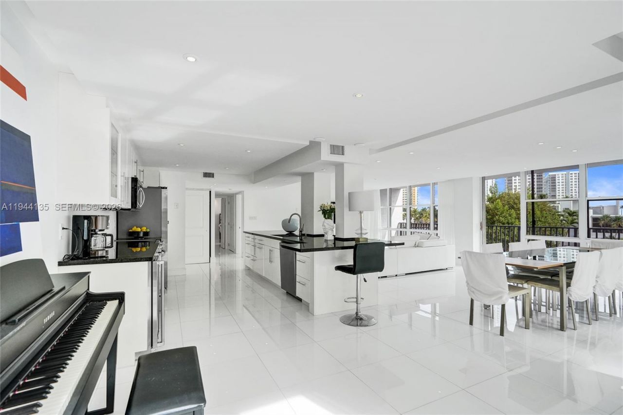 1000 Parkview Dr, Unit 330, Hallandale Beach, FL 33009 Photo