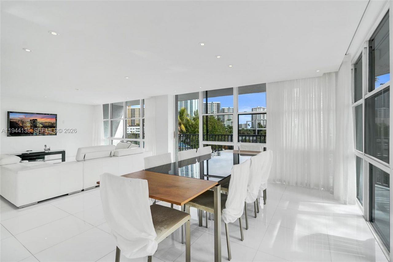 1000 Parkview Dr, Unit 330, Hallandale Beach, FL 33009 Photo