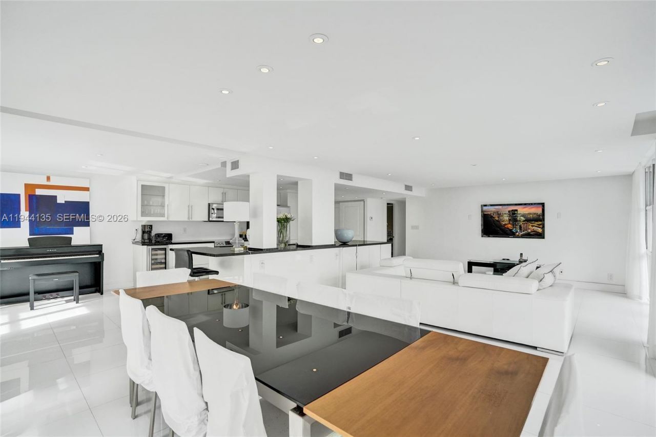 1000 Parkview Dr, Unit 330, Hallandale Beach, FL 33009 Photo