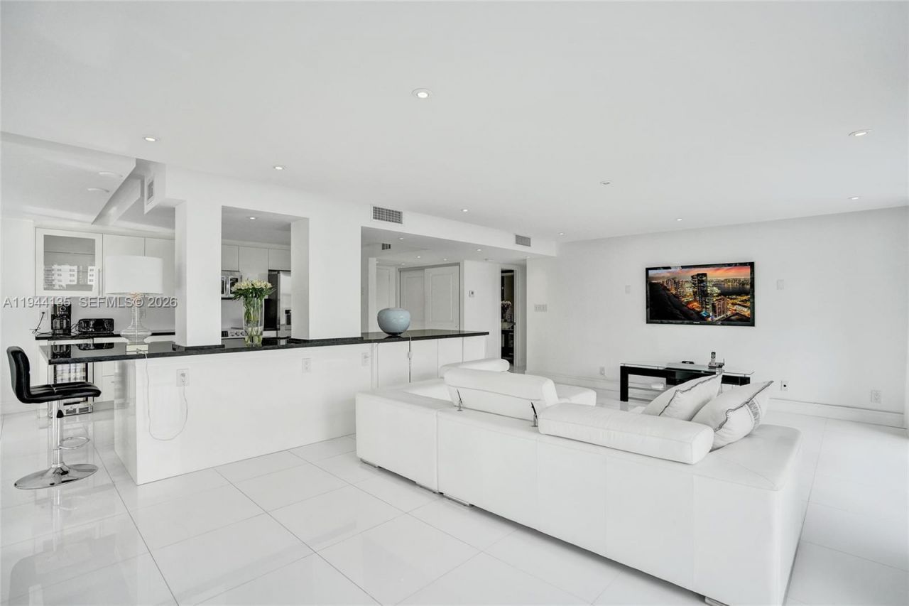 1000 Parkview Dr, Unit 330, Hallandale Beach, FL 33009 Photo