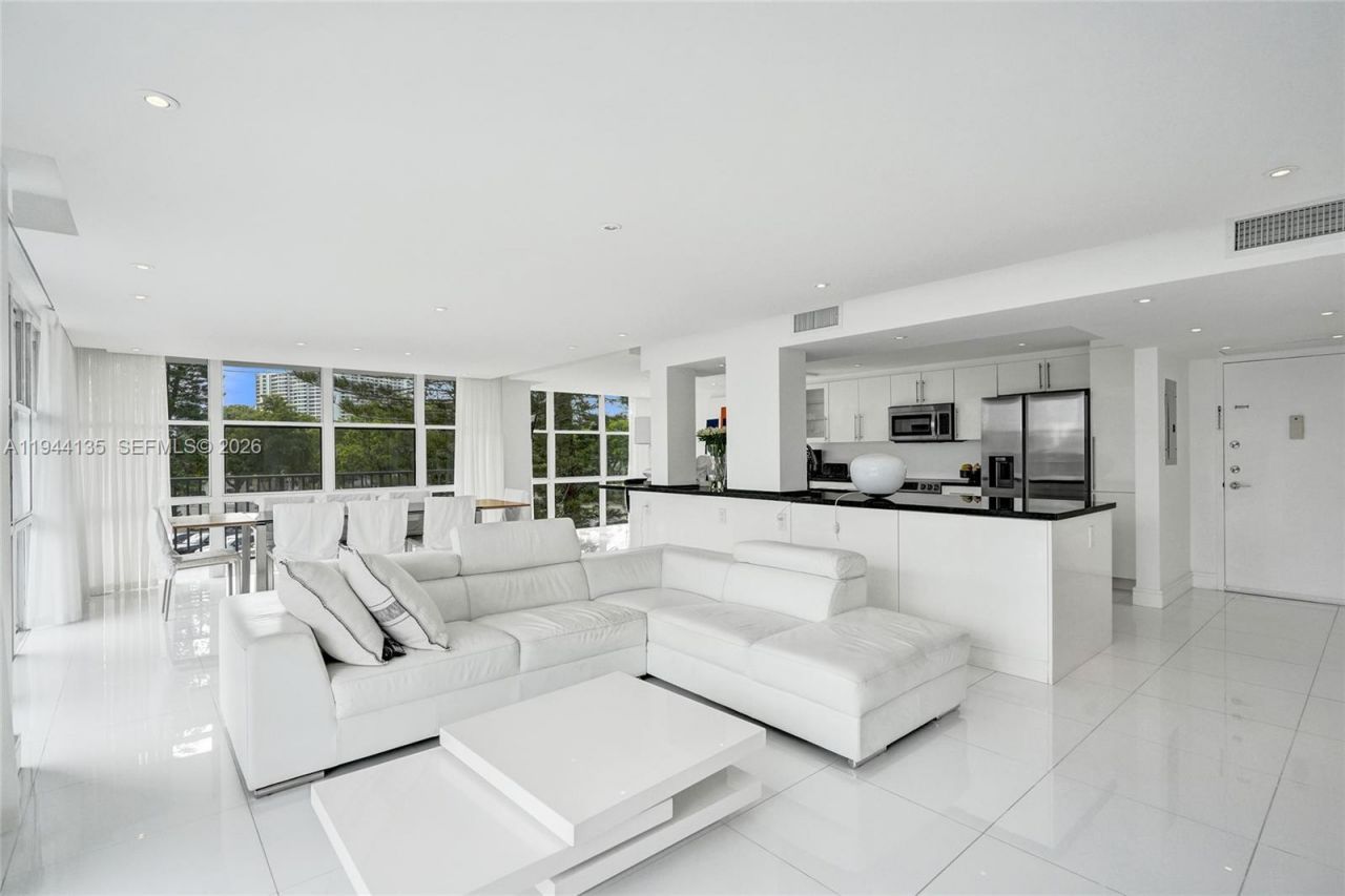 1000 Parkview Dr, Unit 330, Hallandale Beach, FL 33009 Photo