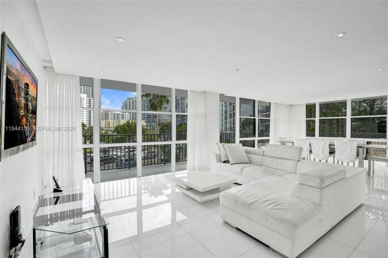 1000 Parkview Dr, Unit 330, Hallandale Beach, FL 33009 Photo