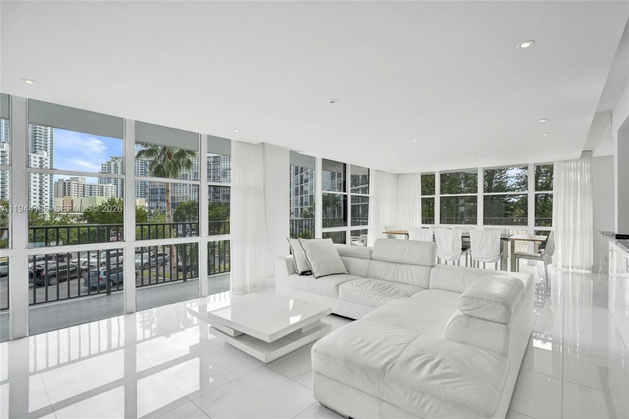 1000 Parkview Dr, Unit 330, Hallandale Beach, FL 33009 Photo