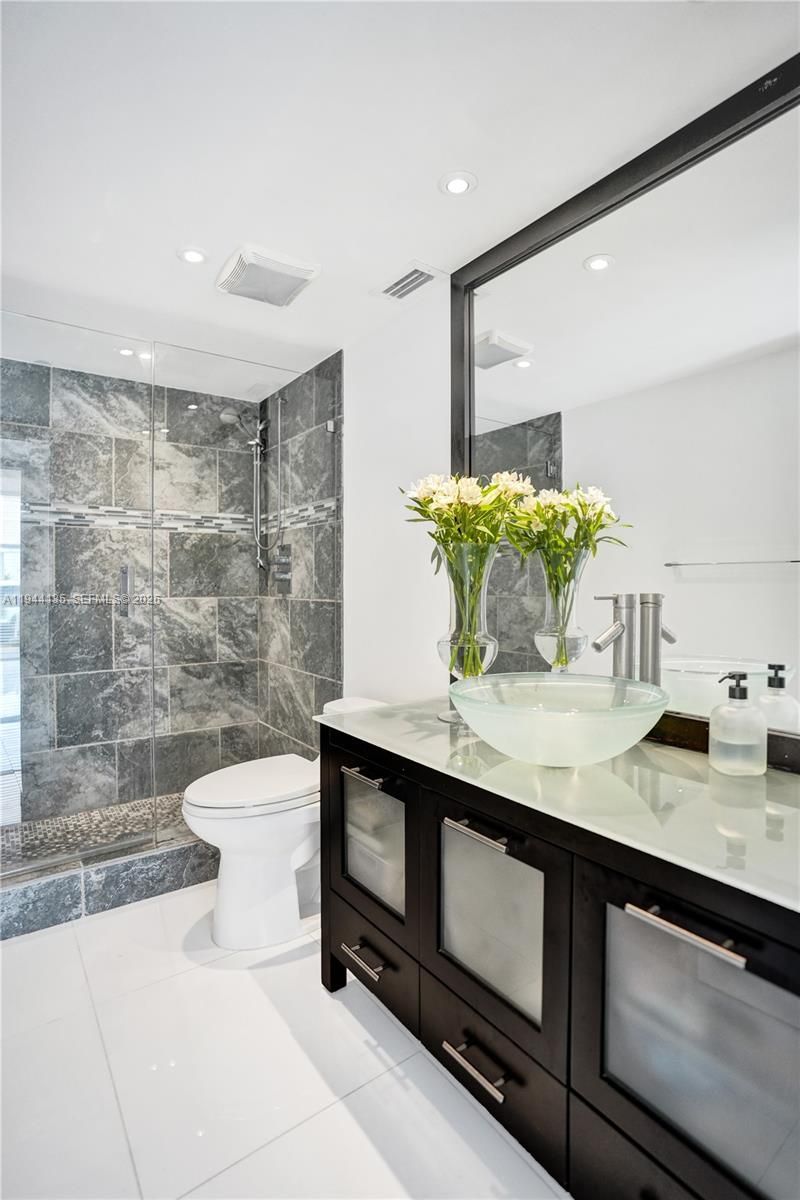 1000 Parkview Dr, Unit 330, Hallandale Beach, FL 33009 Photo