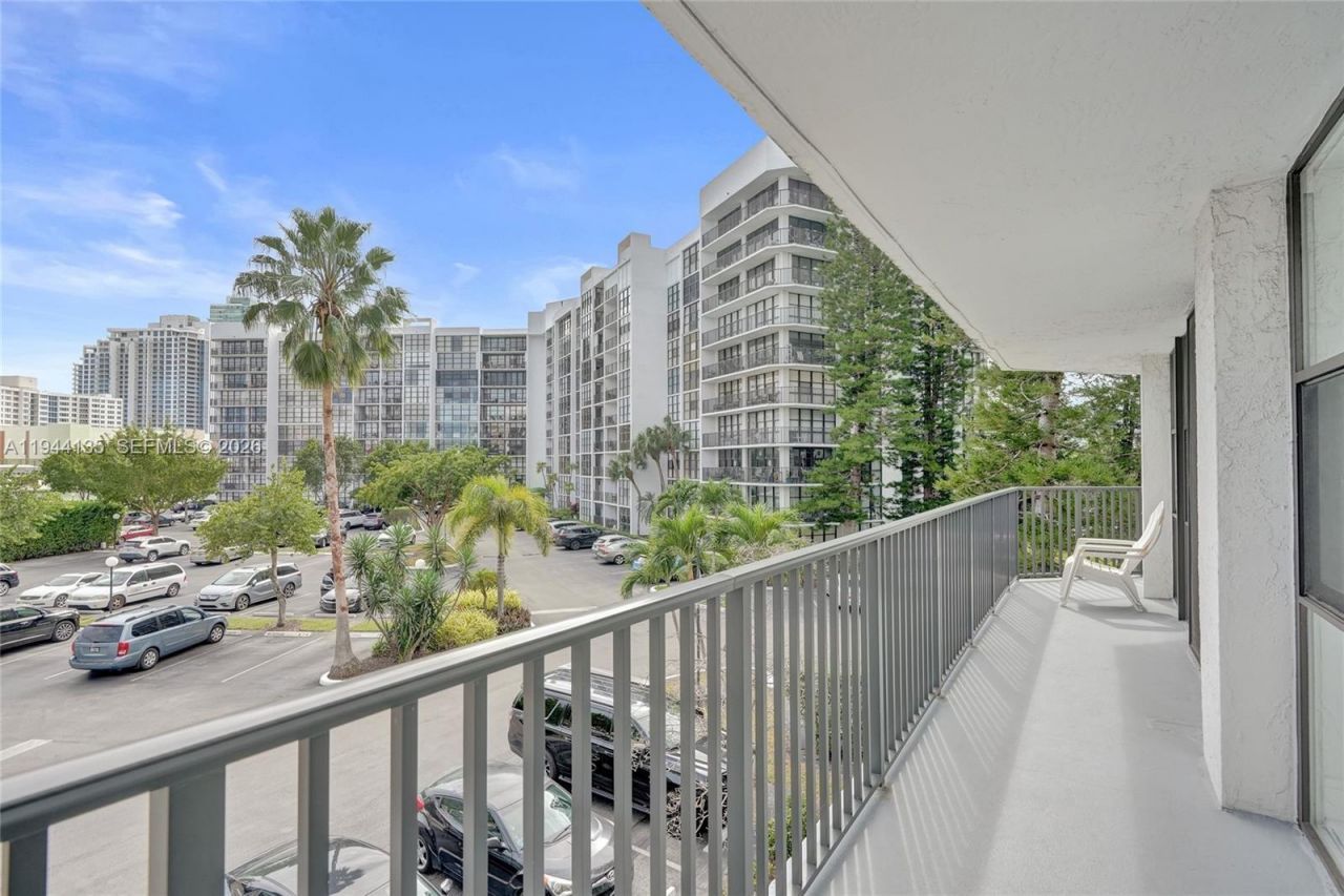 1000 Parkview Dr, Unit 330, Hallandale Beach, FL 33009 Photo