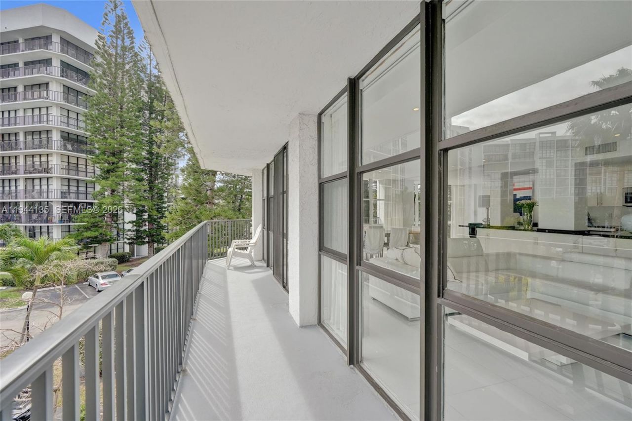 1000 Parkview Dr, Unit 330, Hallandale Beach, FL 33009 Photo