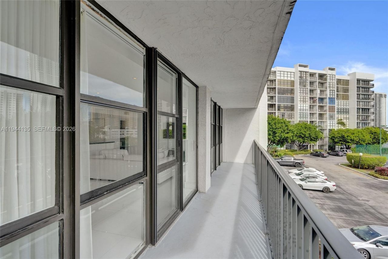 1000 Parkview Dr, Unit 330, Hallandale Beach, FL 33009 Photo