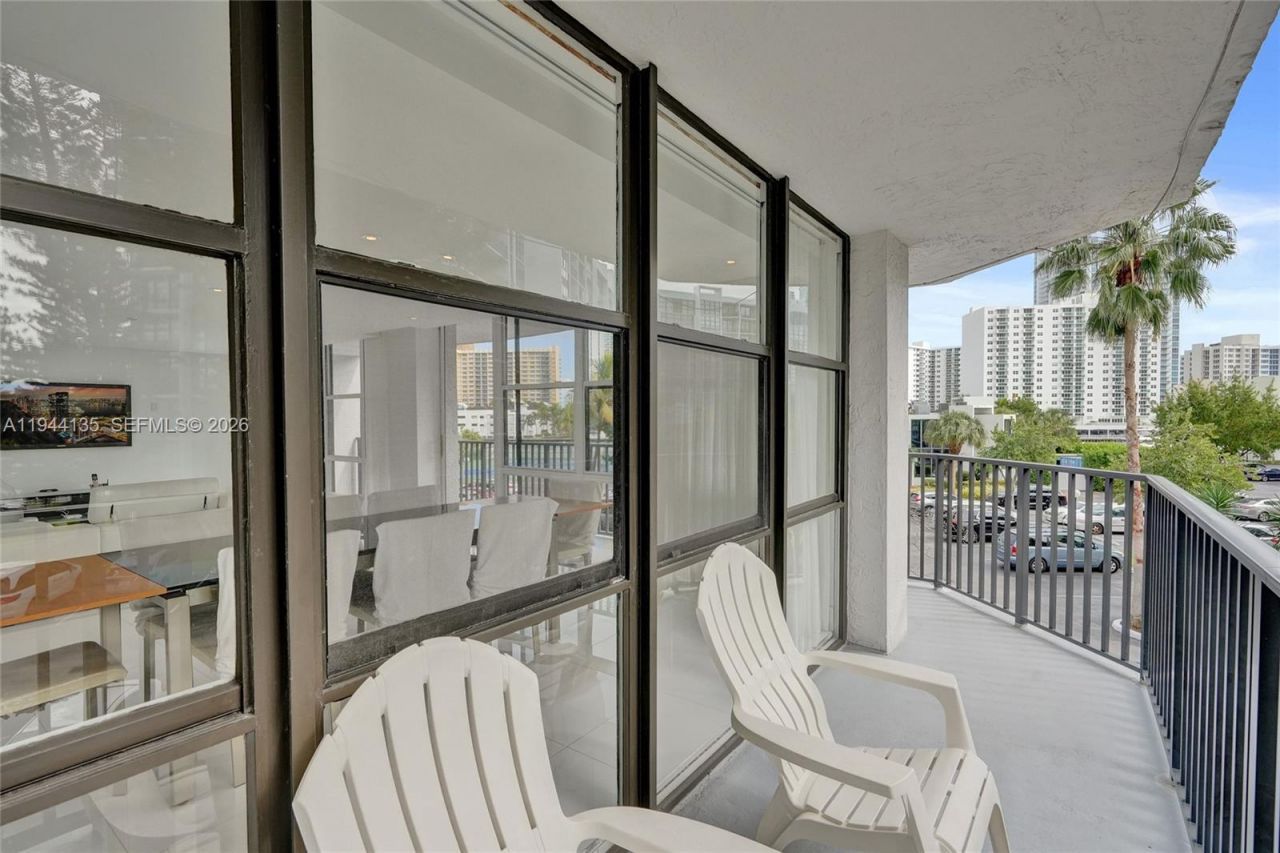 1000 Parkview Dr, Unit 330, Hallandale Beach, FL 33009 Photo