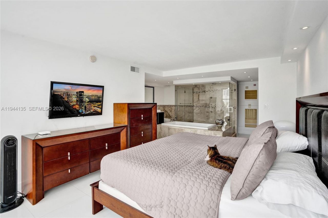 1000 Parkview Dr, Unit 330, Hallandale Beach, FL 33009 Photo