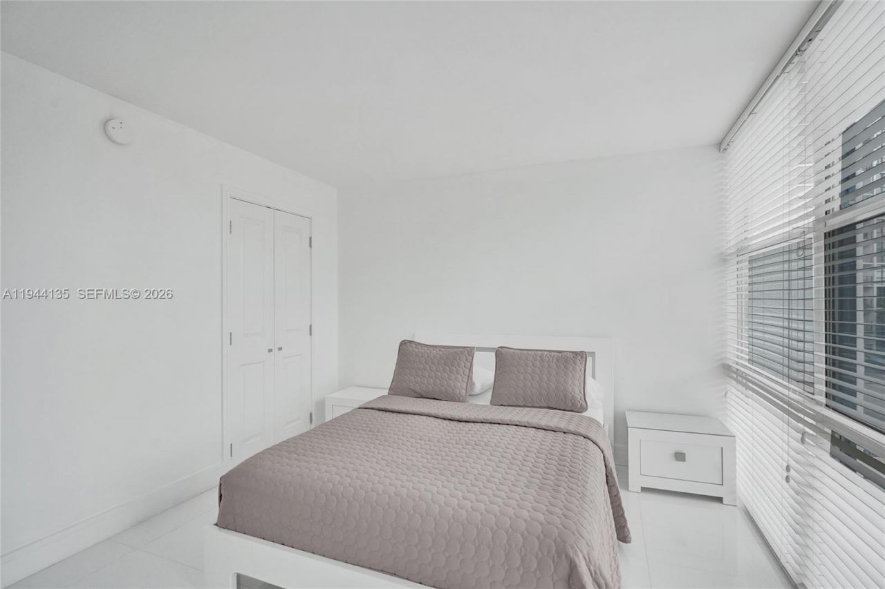 1000 Parkview Dr, Unit 330, Hallandale Beach, FL 33009 Photo