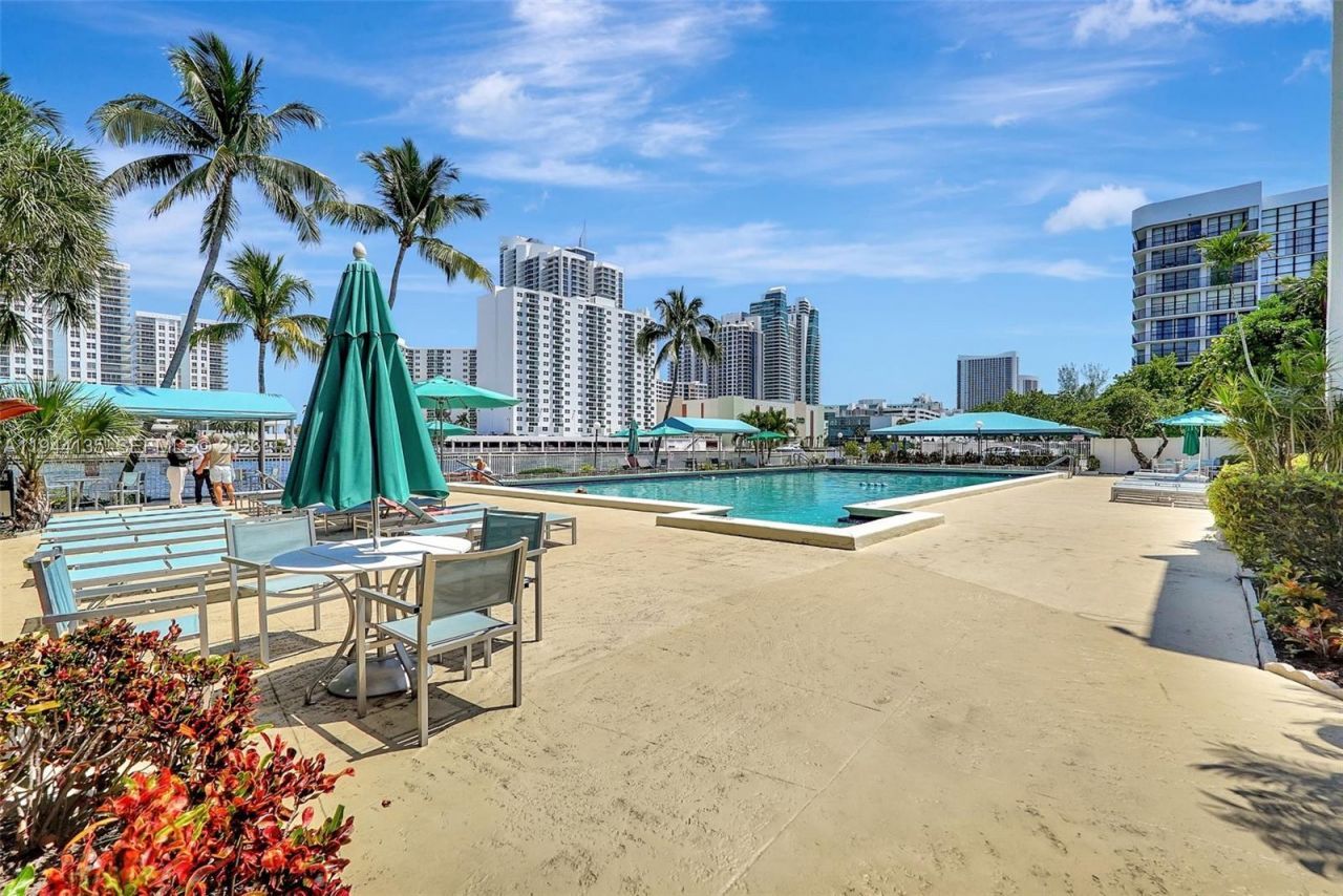 1000 Parkview Dr, Unit 330, Hallandale Beach, FL 33009 Photo