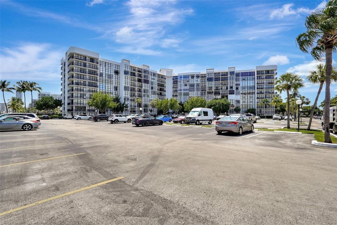 1000 Parkview Dr, Unit 330, Hallandale Beach, FL 33009 Photo