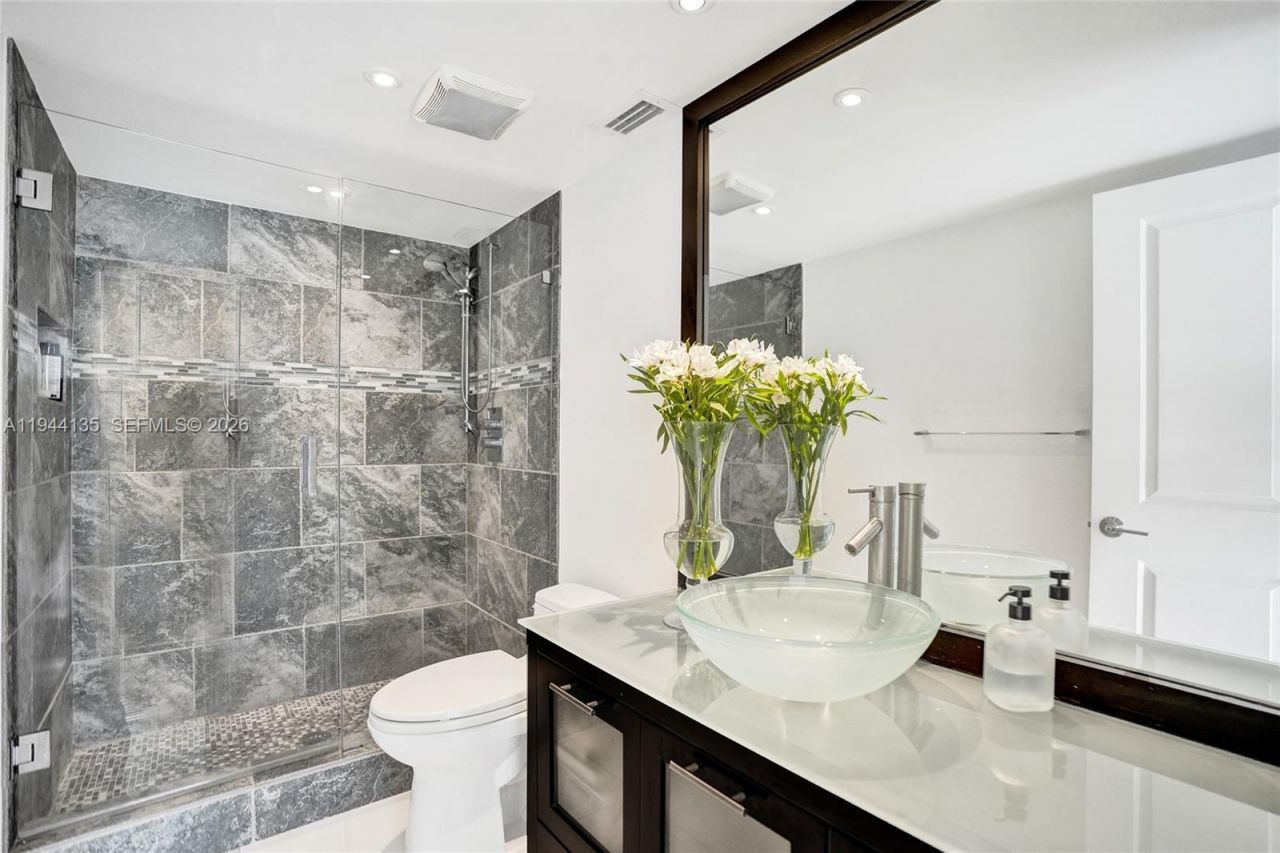 1000 Parkview Dr, Unit 330, Hallandale Beach, FL 33009 Photo