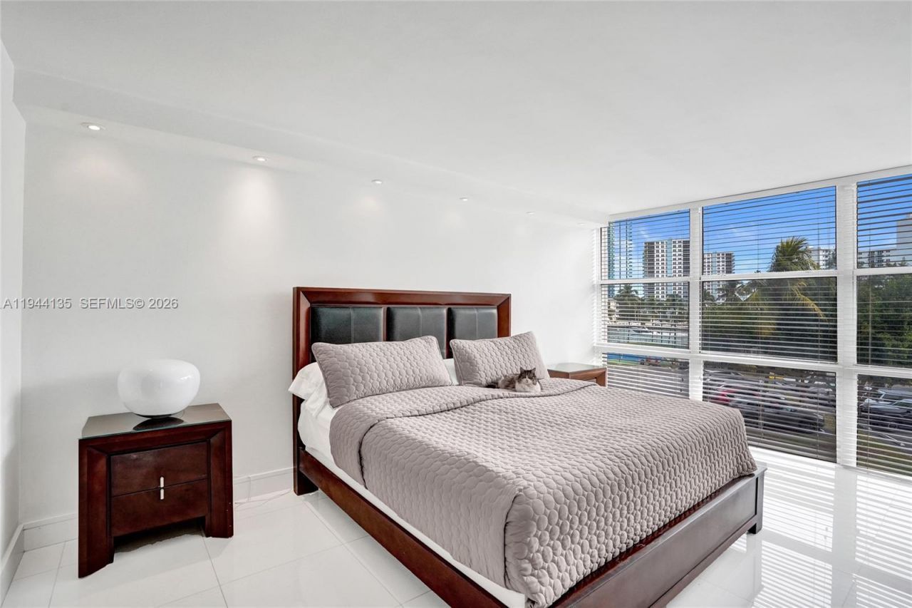 1000 Parkview Dr, Unit 330, Hallandale Beach, FL 33009 Photo