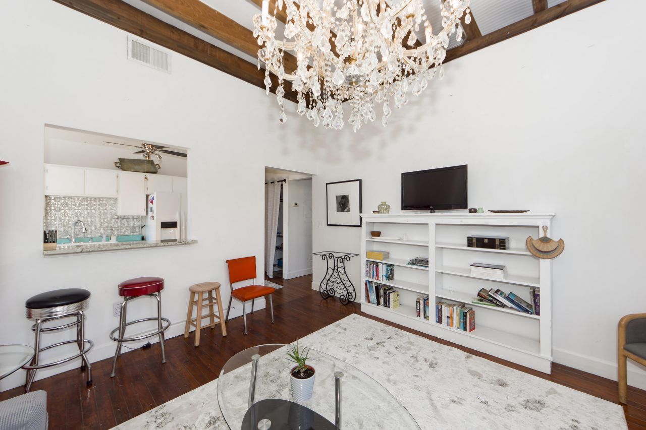 350 King Street Photo 17