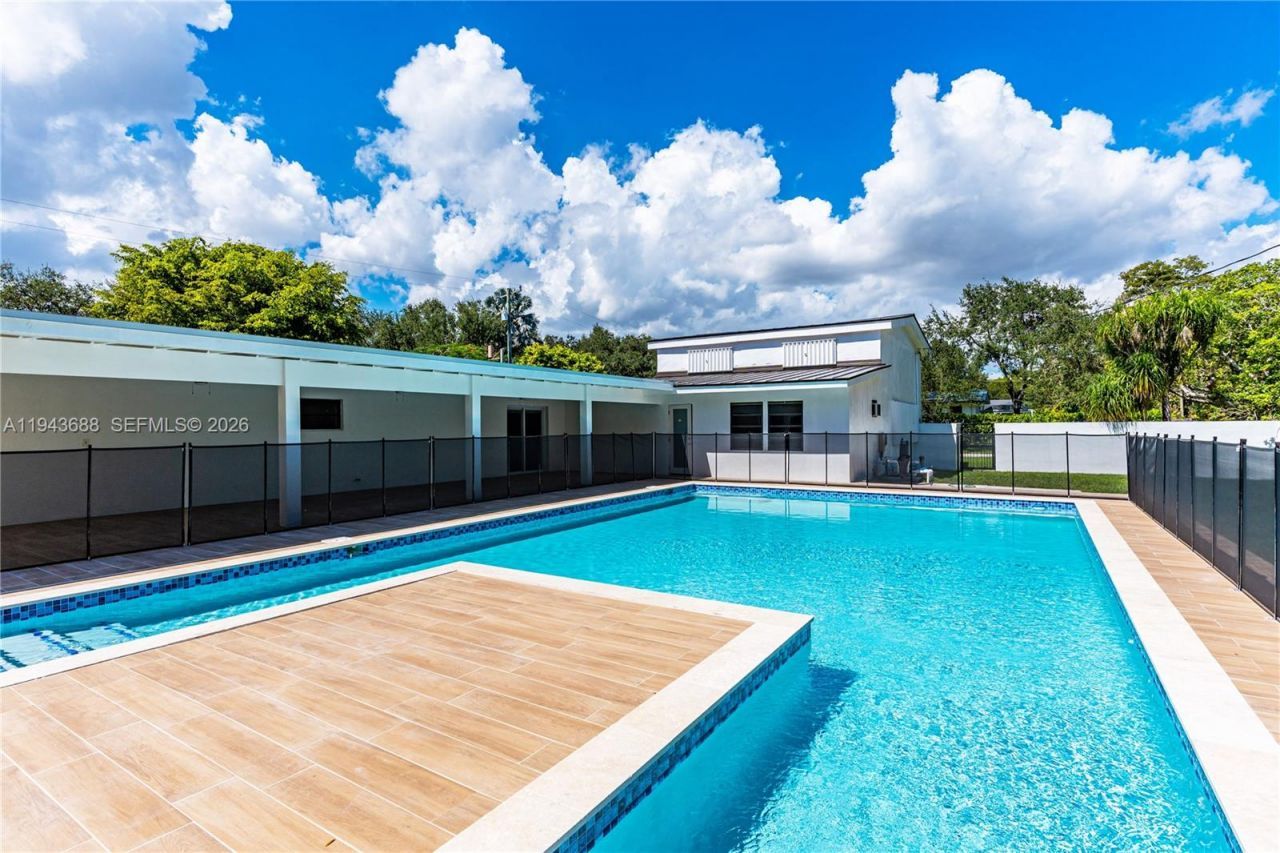 12525 SW 68th Ct, Pinecrest, FL 33156 Photo