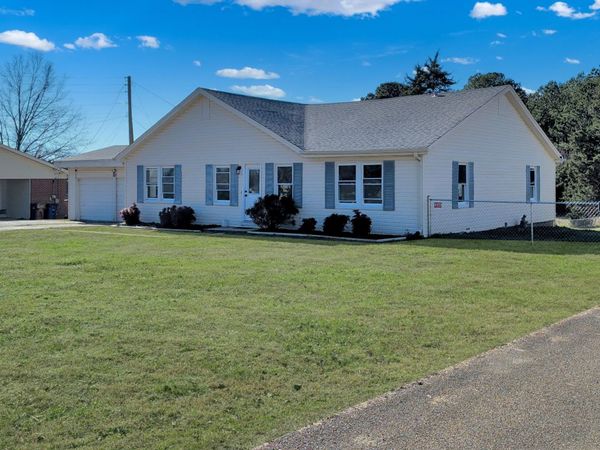 967 N Broad Street N, Lexington, TN 38351