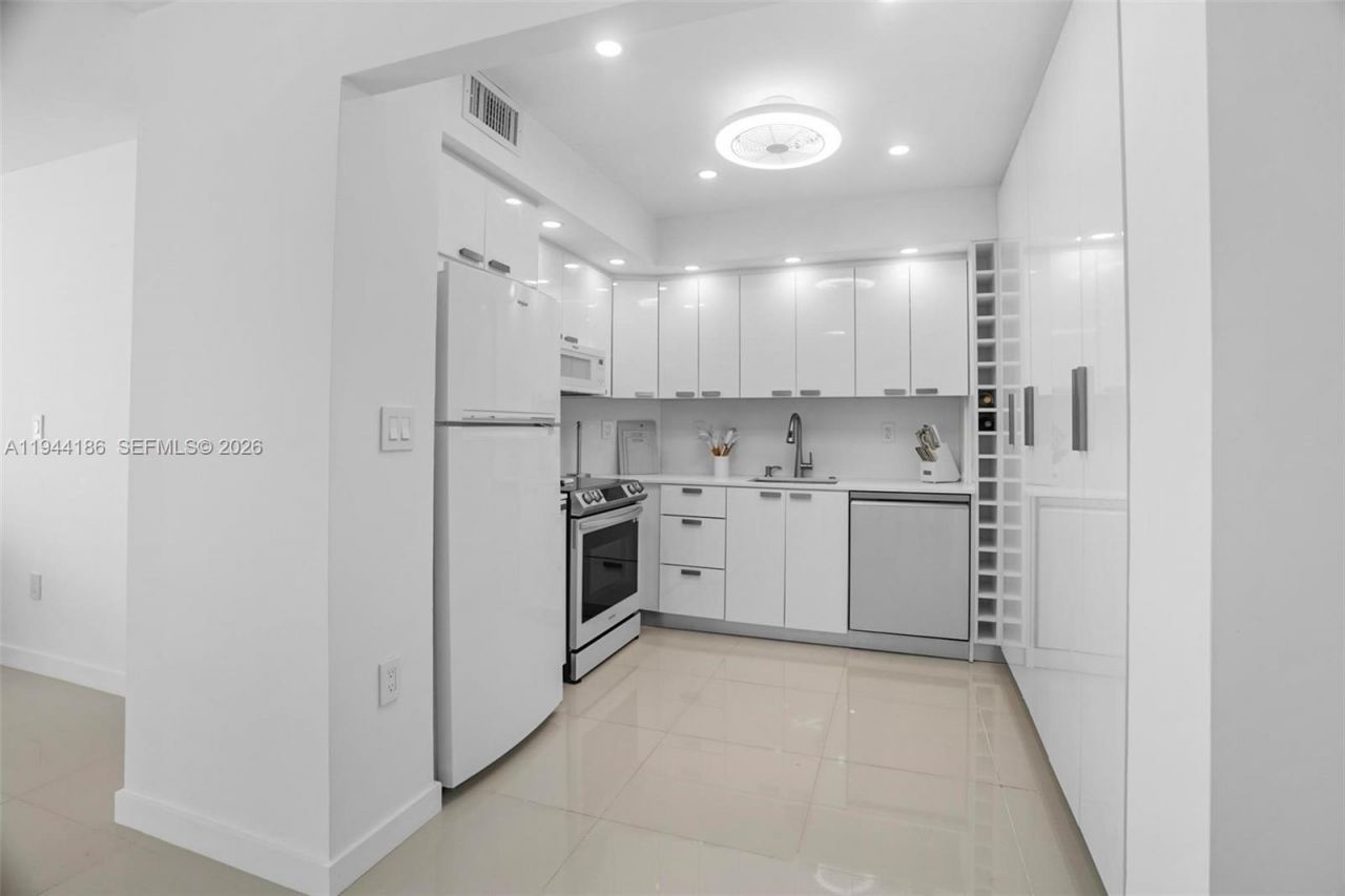 300 Bayview Dr , Unit 2108, Sunny Isles Beach, FL 33160 Photo