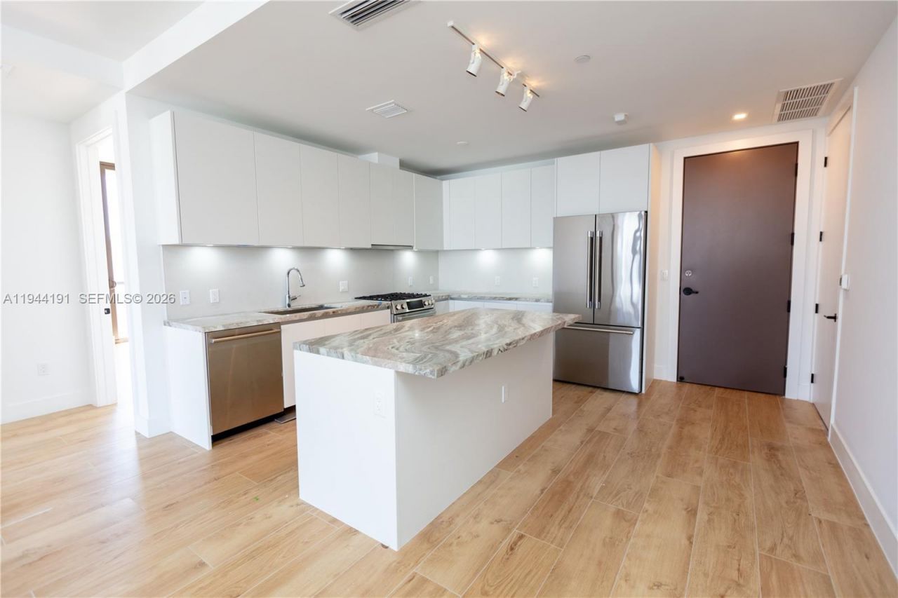 3034 Oak Avenue, Unit 408, Coconut Grove, FL 33133 Photo