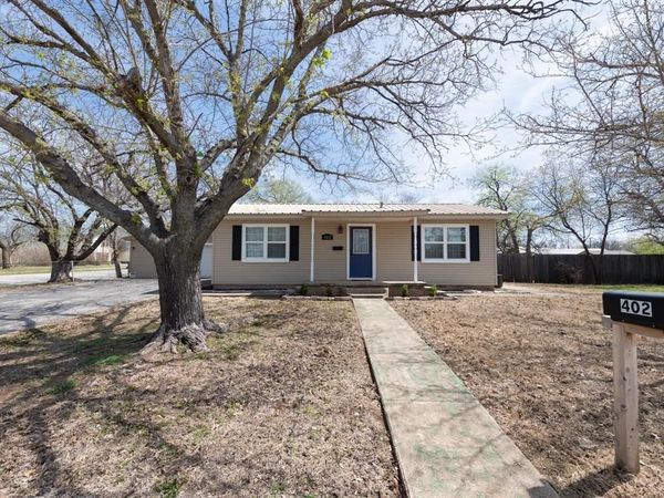 402 S Red River, Henrietta, TX 76365