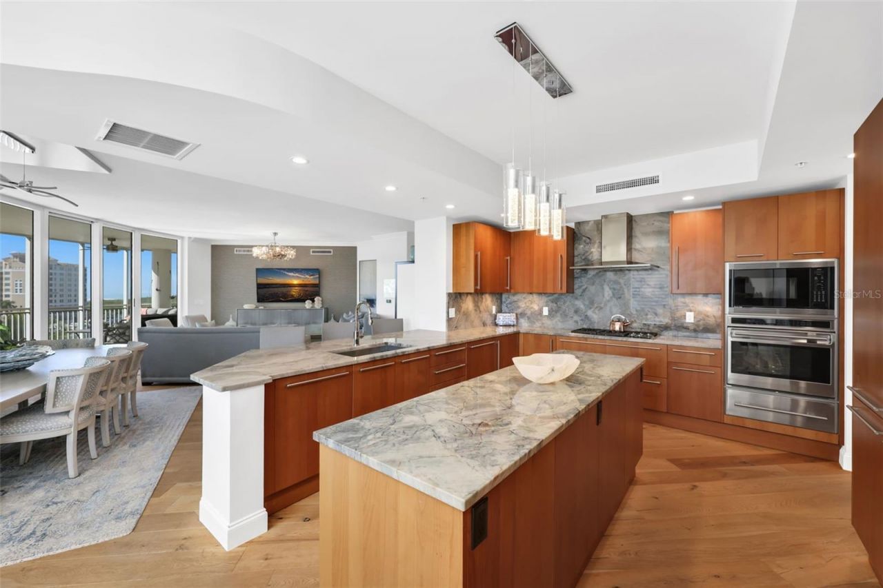 13675 Vanderbilt Drive, Unit 605, Naples, FL 34110 Photo