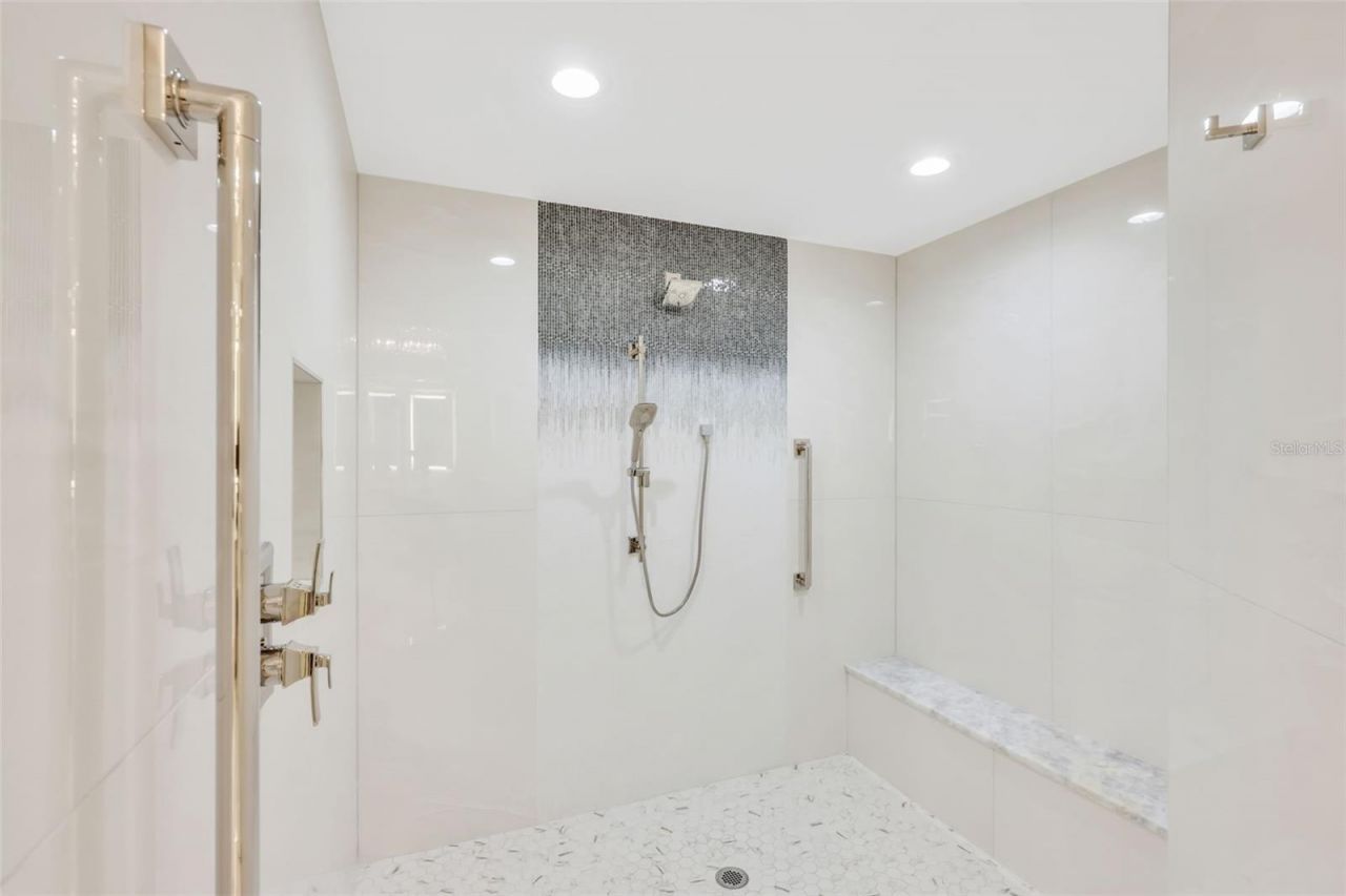 13675 Vanderbilt Drive, Unit 605, Naples, FL 34110 Photo