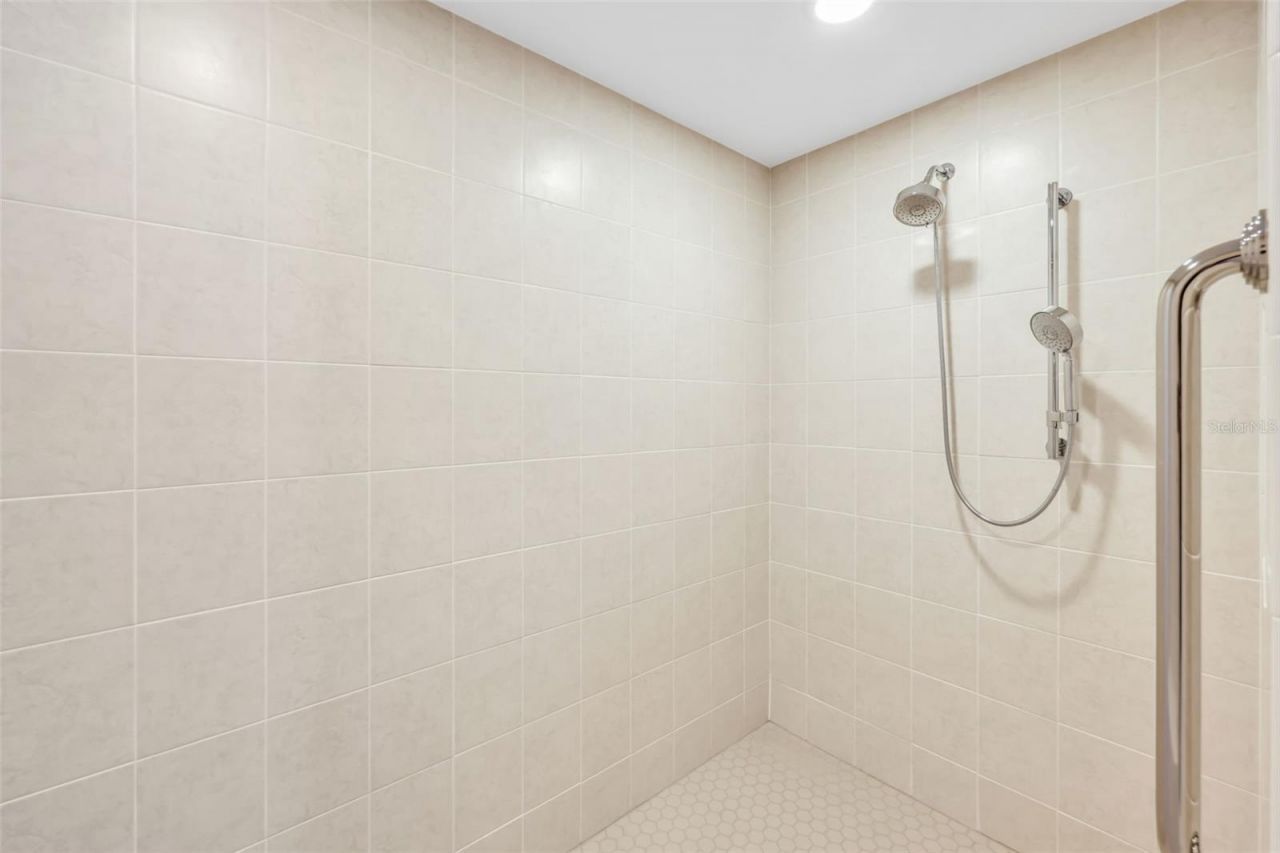 13675 Vanderbilt Drive, Unit 605, Naples, FL 34110 Photo