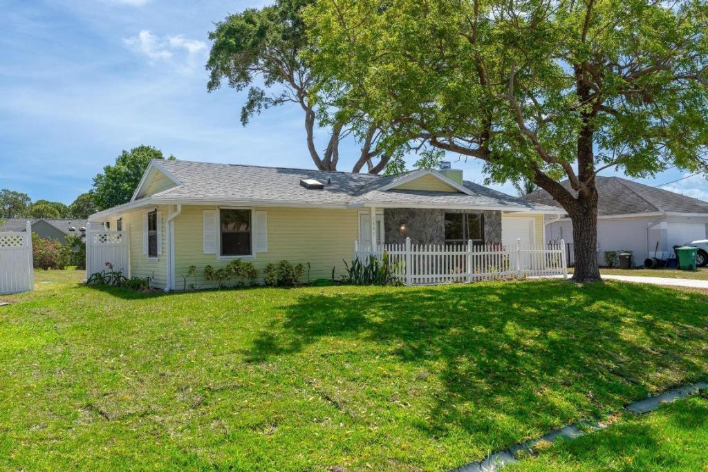 2441 SE Avalon Road, Port Saint Lucie, FL 34952 Photo