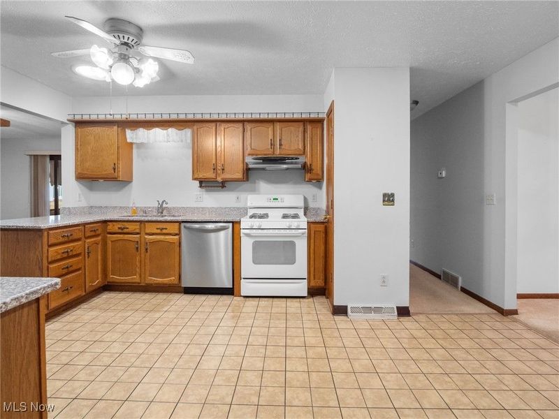 4250 Dawncliff Drive, Brooklyn, OH 44144 Photo 7