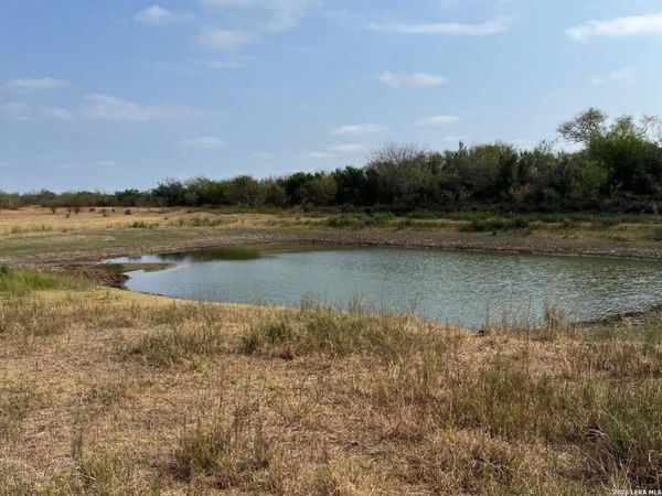 87 quinney, Carrizo Springs, TX 78834