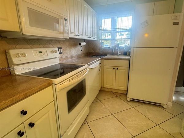 8590 Sunrise Lakes Blvd, Unit 109, Sunrise, FL 33322