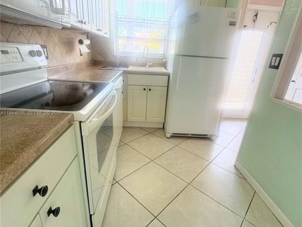 8590 Sunrise Lakes Blvd, Unit 109, Sunrise, FL 33322