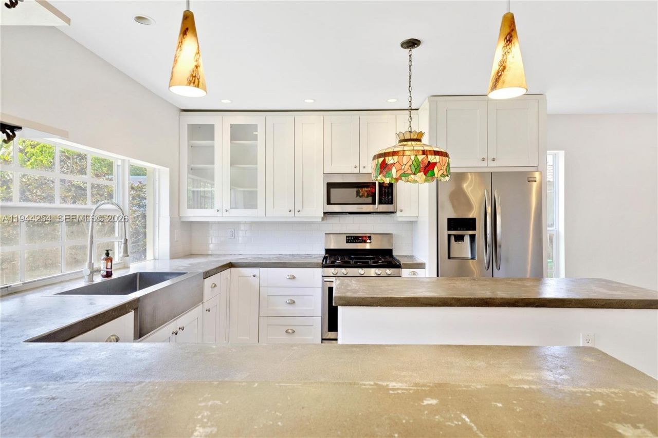 6830 N Waterway Dr, Miami, FL 33155 Photo