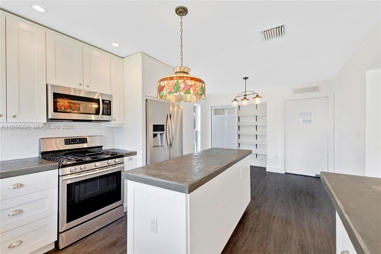 6830 N Waterway Dr, Miami, FL 33155 Photo