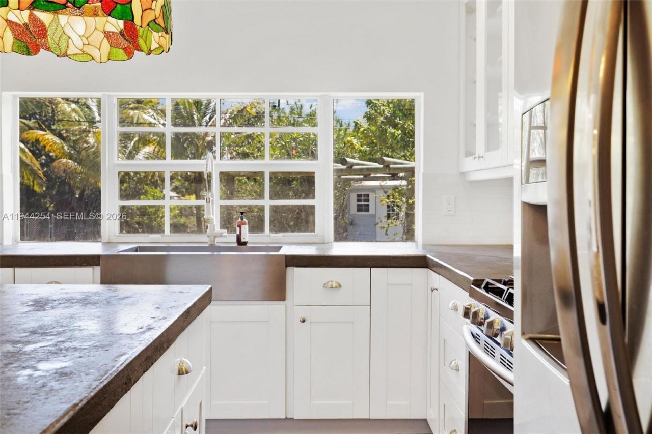 6830 N Waterway Dr, Miami, FL 33155 Photo