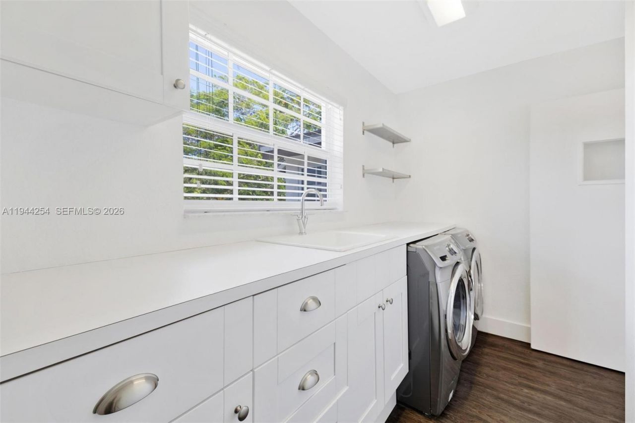 6830 N Waterway Dr, Miami, FL 33155 Photo