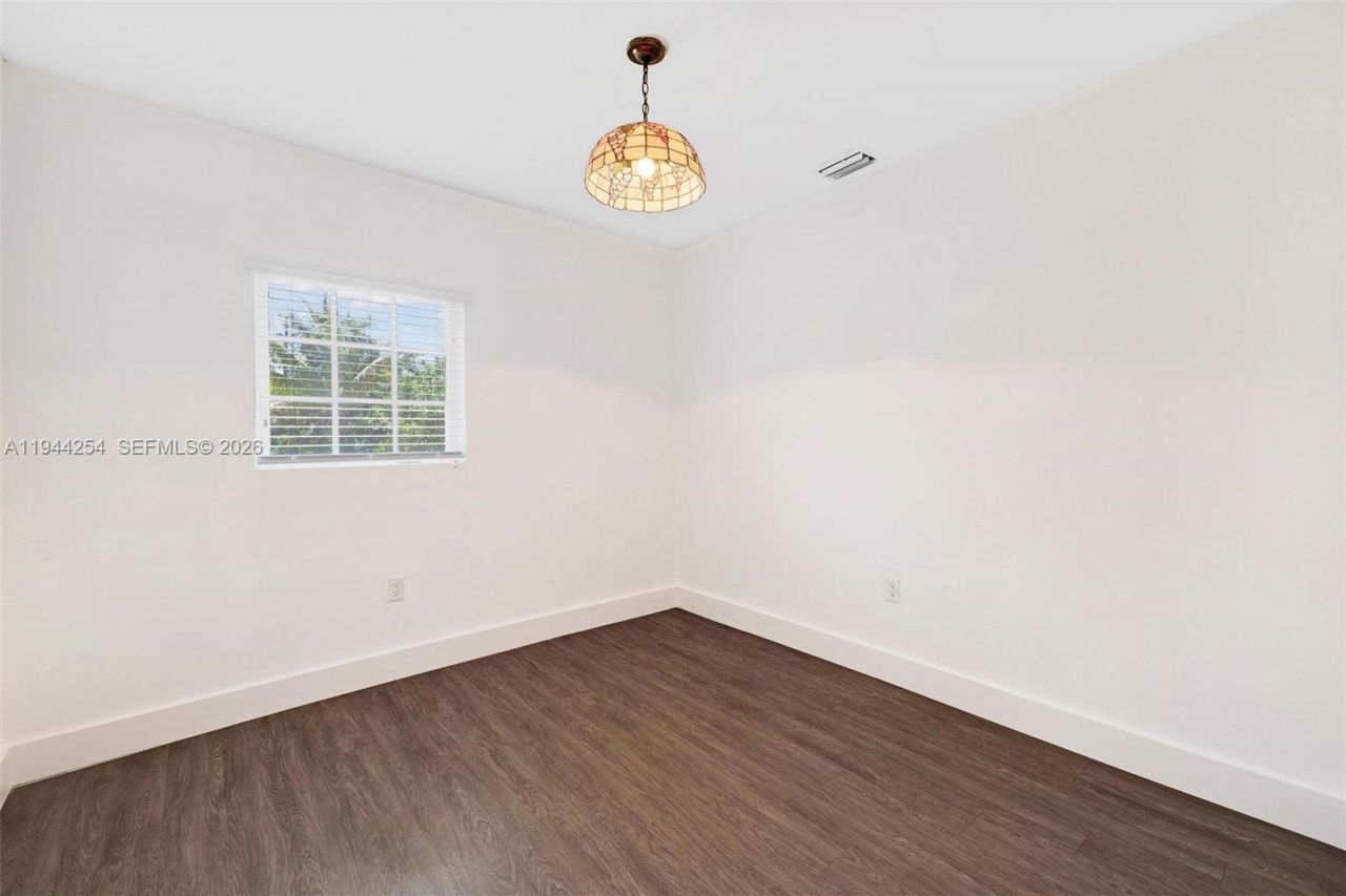 6830 N Waterway Dr, Miami, FL 33155 Photo