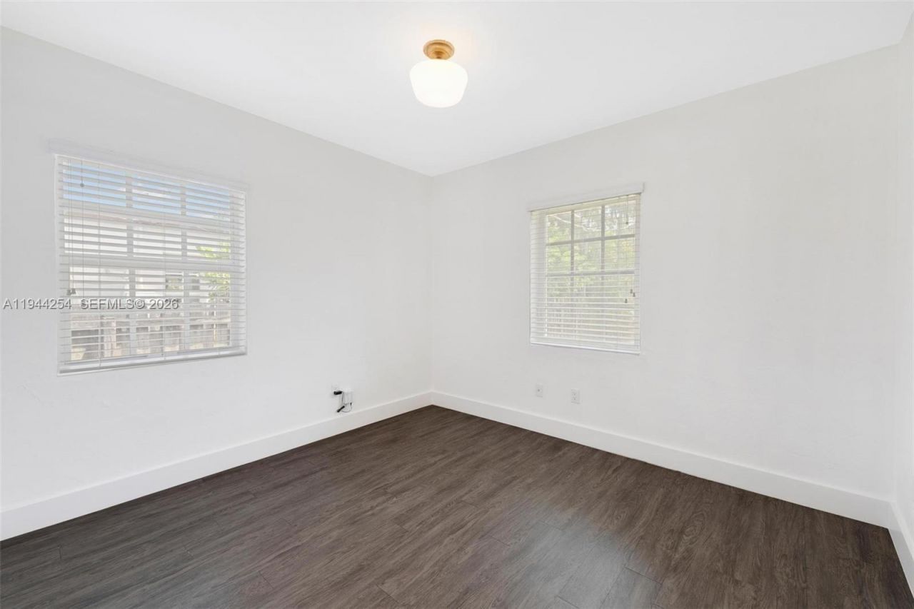 6830 N Waterway Dr, Miami, FL 33155 Photo