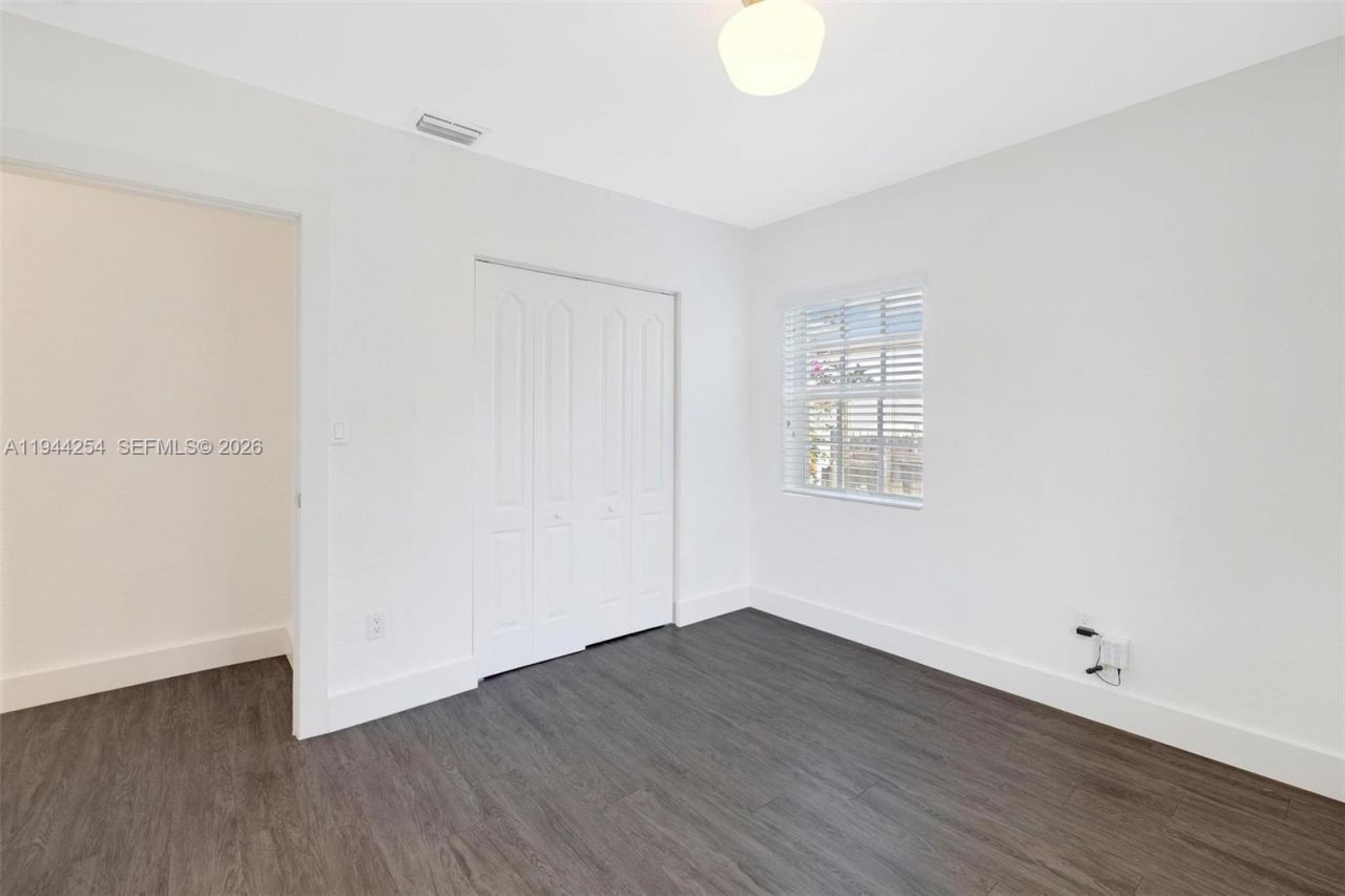 6830 N Waterway Dr, Miami, FL 33155 Photo